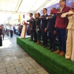 Cual debe de ser, la ceremonia del día de la Constitución comenzó con los honores a la Bandera.