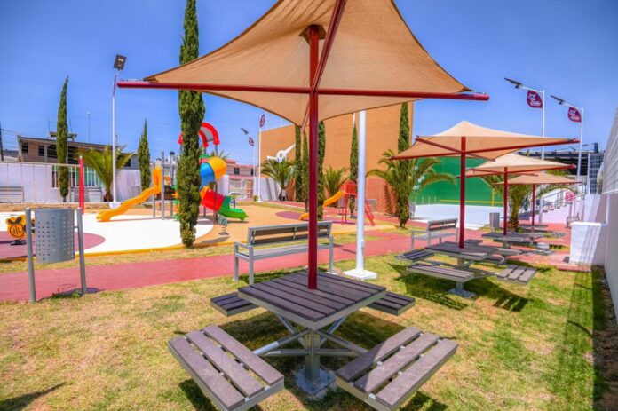 Carlos Maza Lara, Secretario de Desarrollo Urbano e Infraestructura, destacó que los proyectos de este programa cuentan con equipamiento integral.