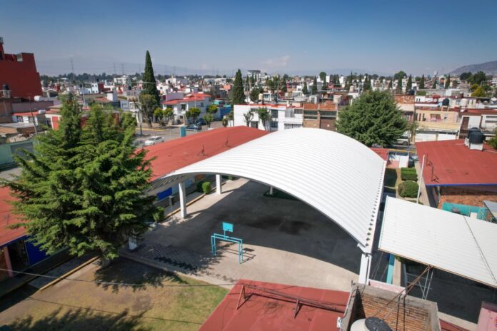Entrega el alcalde Fernando Flores nuevo arcotecho, ahora, en el Jardín de Niños “Adolfo López Mateos” del fraccionamiento Casa Blanca