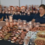Artesanías de diferentes partes del país, en la expo de Metepec. En la foto, Artesanías de Santa Clara del Cobre.