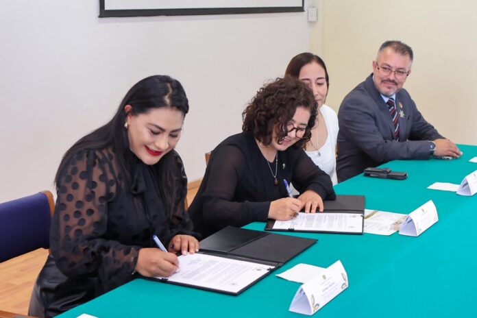 Firman Convenio de colaboración la rectora de la UAEMéx, Martha Patricia Zarza Delgado y la presidenta municipal de Temascaltepec, Ahimelec Villa Peña.