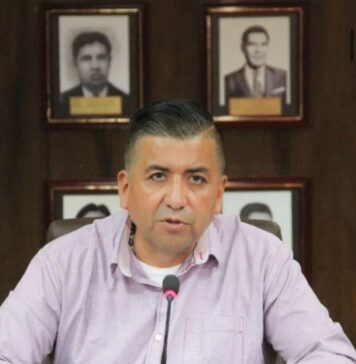 Comerciantes de Los Reyes La Paz denuncian a Juan José Cerda Cerón y José Antonio Méndez Castañeda por cobros «extraños» y ocupación de vía pública.