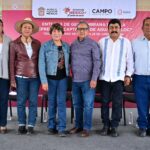Gobernadora Delfina Gómez entrega geomembrana para almacenar más de 50 millones de litros de agua en Texcoco; beneficia a productores de flor