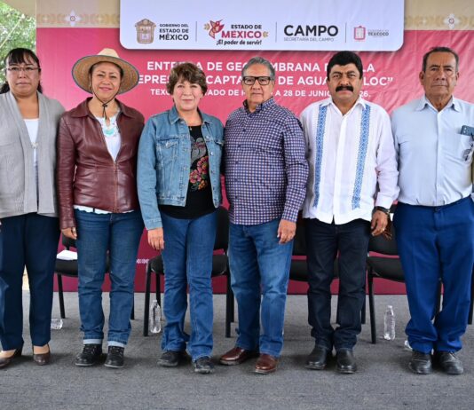 Gobernadora Delfina Gómez entrega geomembrana para almacenar más de 50 millones de litros de agua en Texcoco; beneficia a productores de flor
