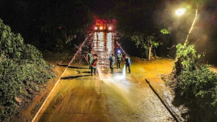 Reporta el GEM conclusión de limpieza de carretera en Temascaltepec, luego de tromba del domingo.