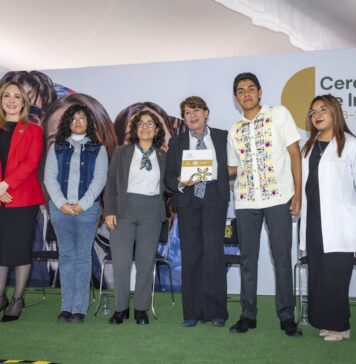 Rectora Paty Zarza entrega a la gobernadora Delfina Gómez la propuesta de Reforma a la Ley de la UAEMéx