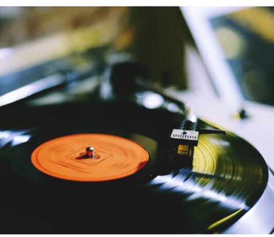 Nostalgia vigente: el Disco de Vinilo / Maullidos Urbanos