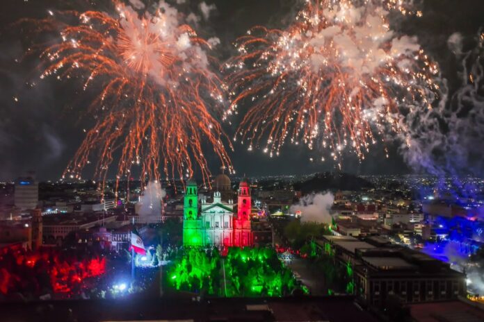 El cielo de la capital mexiquense se llenó de luces de los juegos pirotécnicos para el Grito de Independencia.