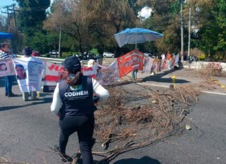 LUEGO DE DÍA Y MEDIO DE BLOQUEO, LAS MADRES BUSCADORAS DESPEJAN EL PASO EN LA MÉXICO-TOLUCA