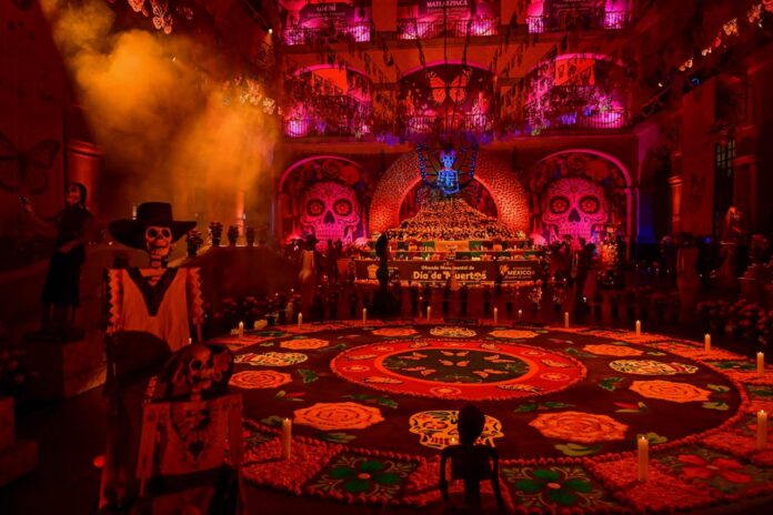 Ofrenda Monumental de Días de Muertos en Palacio de Gobierno en Toluca.