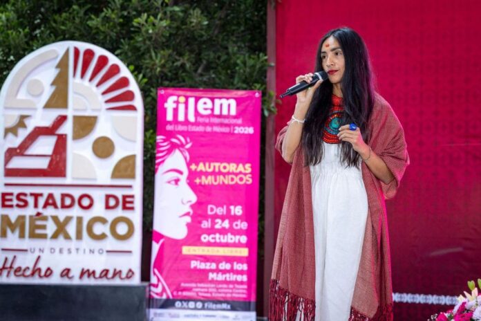 Poeta mexicana Patricia Arredondo, ganadora del Premio FILEM 2026, durante su conferencia magistral en la FILEM 2026.